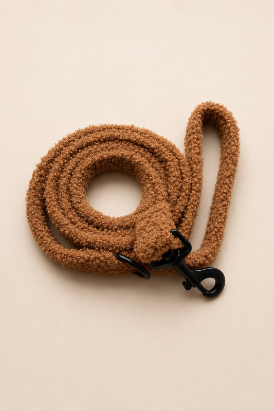Bruine teddy hondenriem met zwarte details en comfortabele grip
