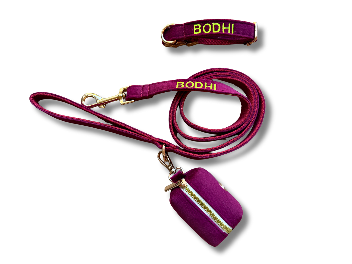 Luxe hondenriem in wijnrood velvet met gouden gesp en optionele borduring, matchend met de halsband, Kwispelkoord.