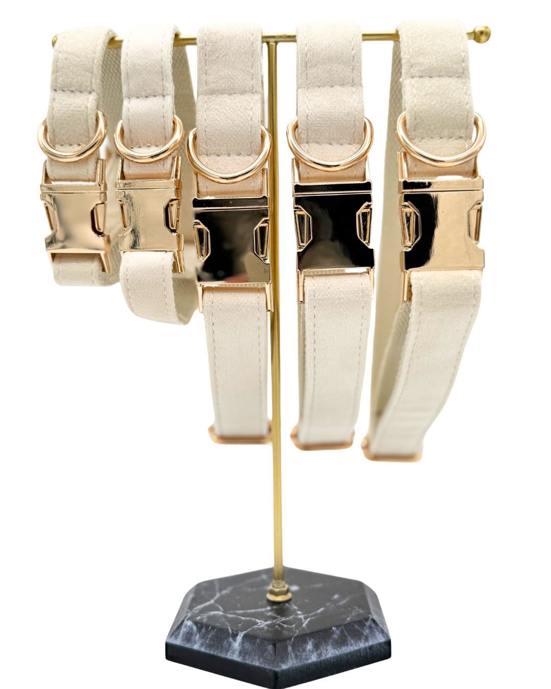 Zandkleurige hondenhalsband met goudkleurige sluiting en D-ring, zachte voering en luxe afwerking.