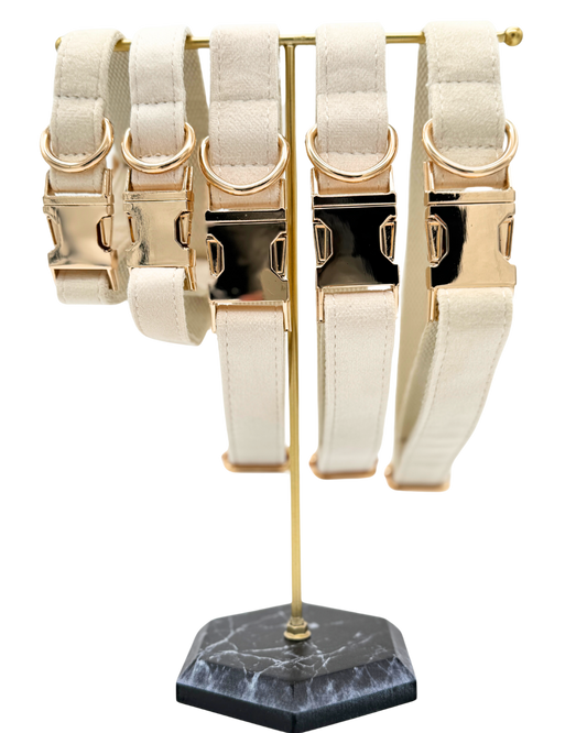 Zandkleurige hondenhalsband met goudkleurige sluiting en D-ring, zachte voering en luxe afwerking.