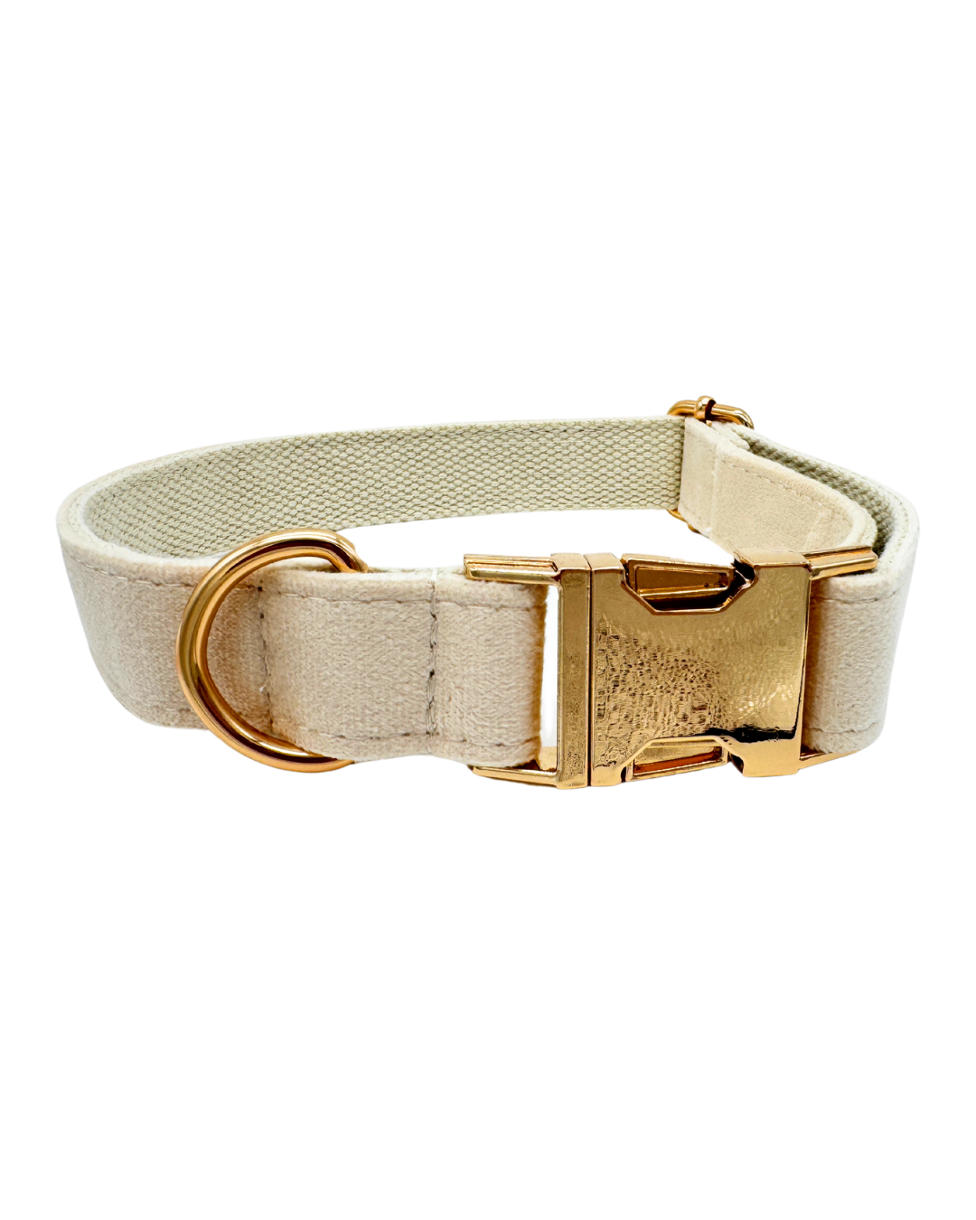 Zandkleurige hondenhalsband met goudkleurige sluiting en D-ring, zachte voering en luxe afwerking.