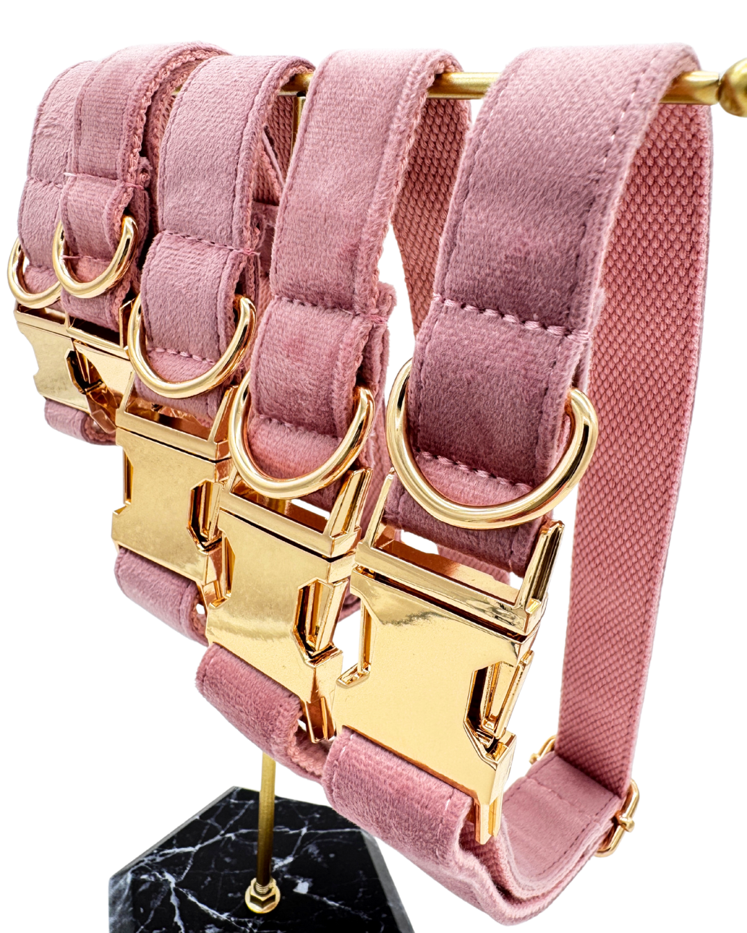 Roze hondenhalsband met roségoudkleurige gesp en zachte voering, geschikt voor kleine tot middelgrote honden.