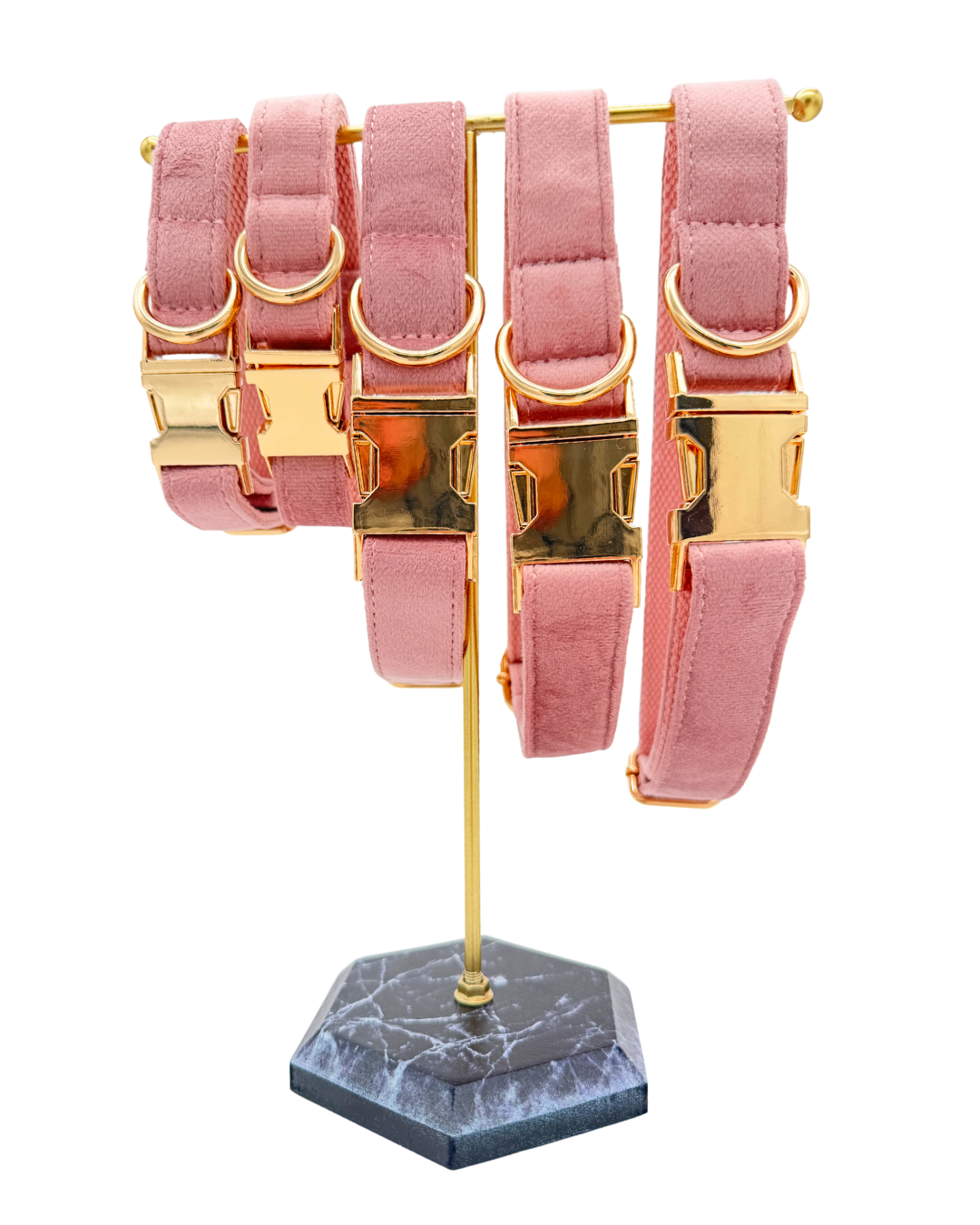 Roze hondenhalsband met roségoudkleurige gesp en zachte voering, geschikt voor kleine tot middelgrote honden.
