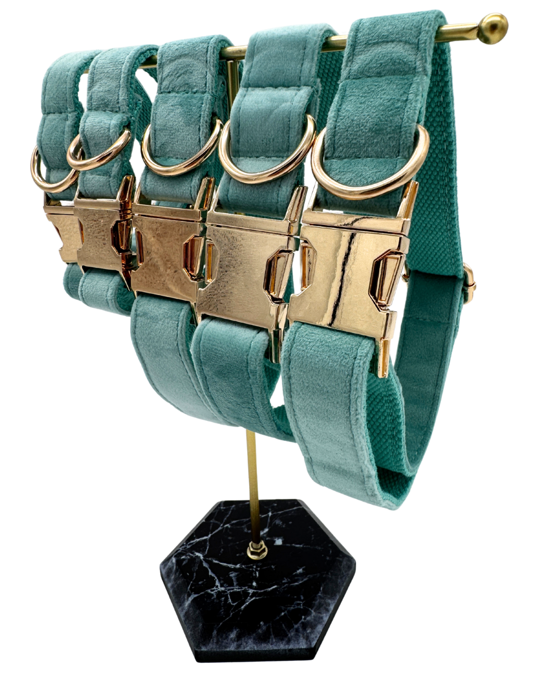 Mintgroene hondenhalsband met goudkleurige sluiting en D-ring, gevoerd met fluweelzachte stof voor extra comfort.