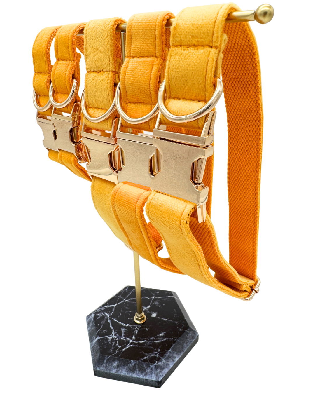 Okergele hondenhalsband met goudkleurige gesp en zachte fluwelen finish, een echte eyecatcher voor jouw hond.
