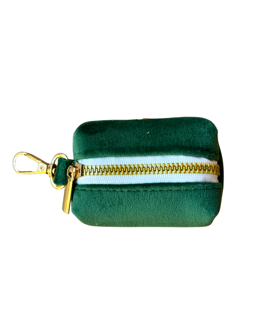 Donkergroene velvet poepzakjeshouder met luxe gouden rits, stijlvol hondenaccessoire.