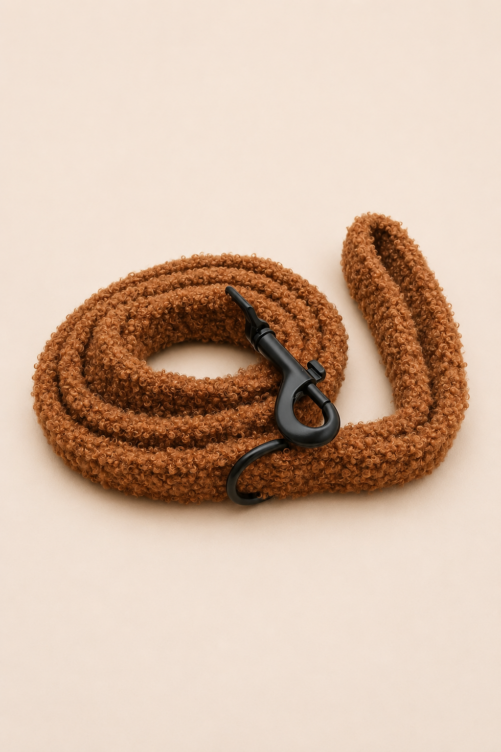 Bruine teddy hondenriem met zwarte details en comfortabele grip