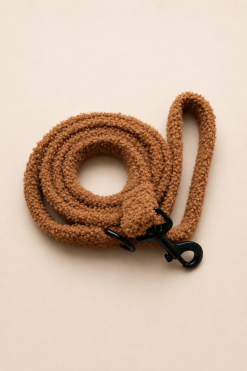 Bruine teddy hondenriem met zwarte details en comfortabele grip
