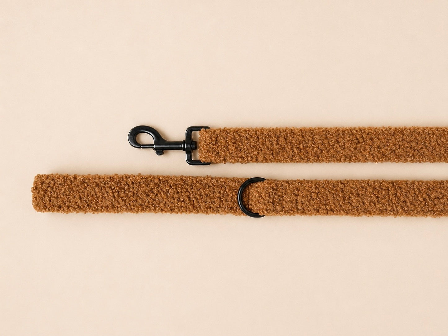 Bruine teddy hondenriem met zwarte details en comfortabele grip