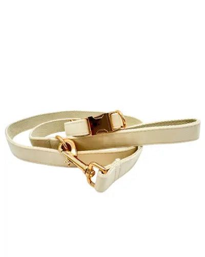 Gepersonaliseerde hondenriem creme - beige – zacht velvet – met naam geborduurd – Kwispelkoord – luxe riem voor honden