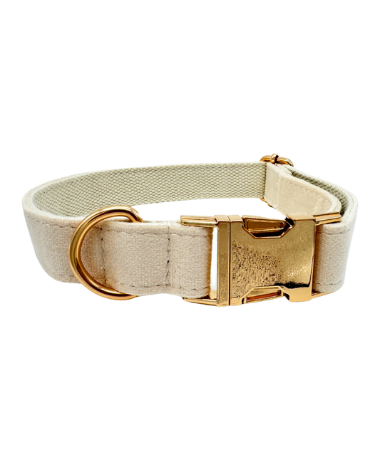 Zandkleurige hondenhalsband met goudkleurige sluiting en D-ring, zachte voering en luxe afwerking.